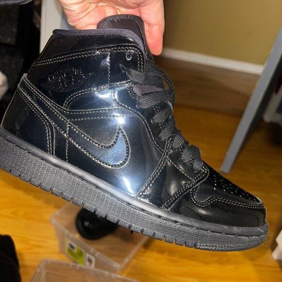 Women’s Air Jordan 1 Patent SE Triple Black - Size 6 - Picture 3 of 8